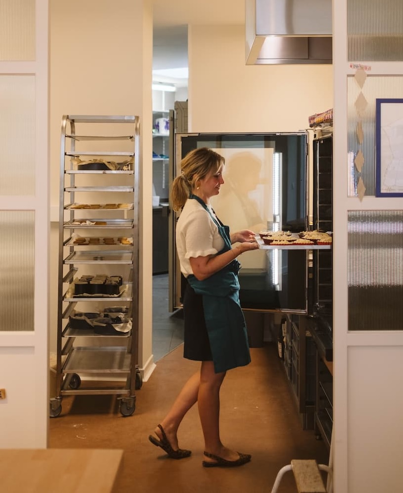 Liesbeth steekt een taart in de oven